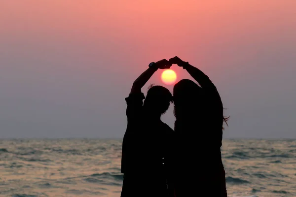 Silhouette Friend Make Heart Shape Sun Sunrise — Stock Photo, Image
