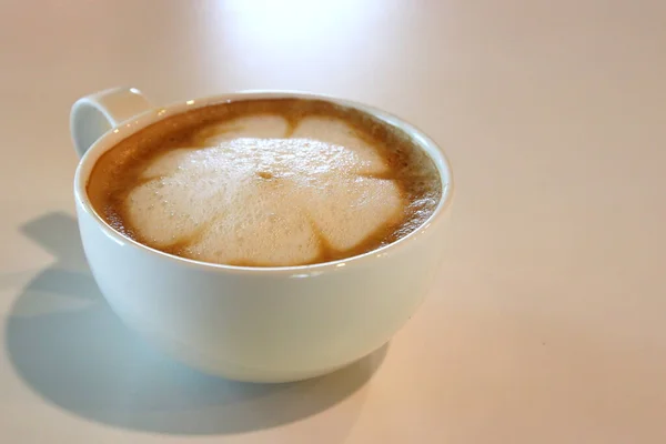 Kopp Varm Latte Konst Kaffe Träbord — Stockfoto