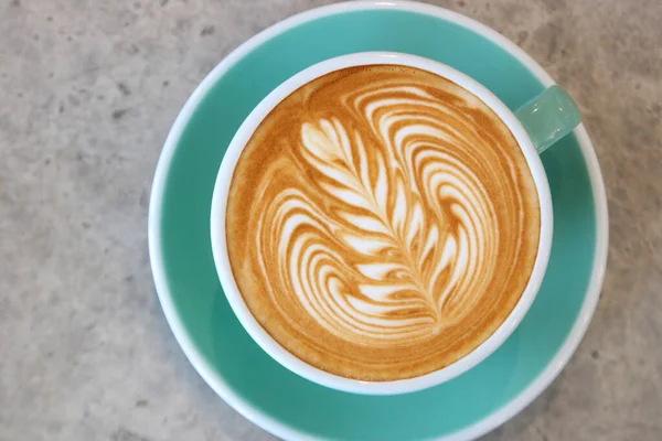 Tahta Masada Bir Fincan Sıcak Latte Sanat Kahvesi - Stok İmaj