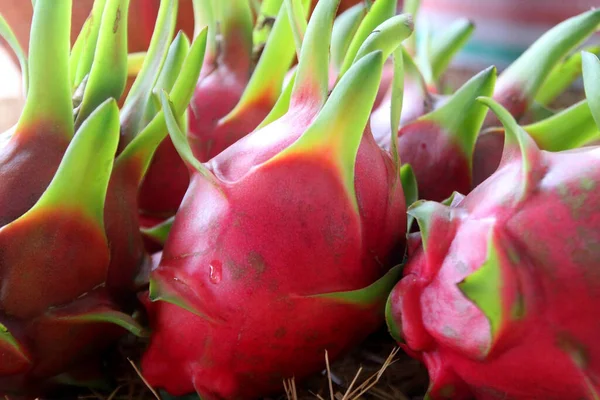 Hög Med Drakfrukt Fruktmarknaden — Stockfoto