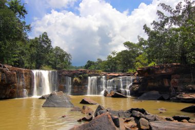 Manzara fotoğrafı, ormandaki şelale, güzel bir arka plan.