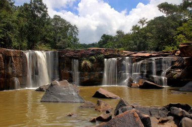 Manzara fotoğrafı, ormandaki şelale, güzel bir arka plan.