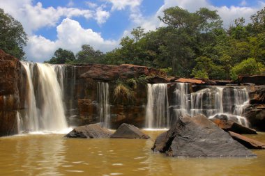 Manzara fotoğrafı, ormandaki şelale, güzel bir arka plan.