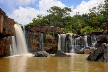 Manzara fotoğrafı, ormandaki şelale, güzel bir arka plan.