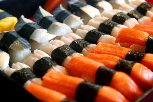 Primer Plano Rollos Sushi Comida Tradicional Japonesa —  Fotos de Stock