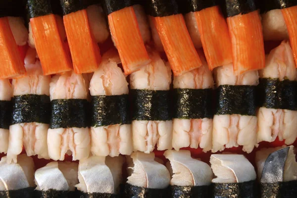 Zbliżenie Sushi Rolki Tradycyjne Japońskie Jedzenie — Zdjęcie stockowe