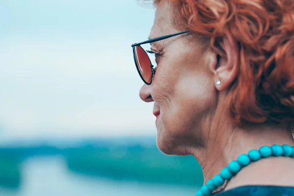 Depresso Donna Matura Sentirsi Solo Fuori — Foto Stock