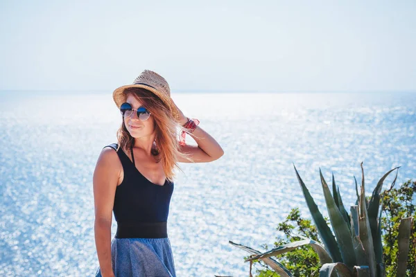 Young Woman Enjoying View Sea — Stock Photo, Image