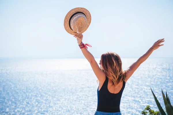 Jeune Femme Jouissant Vue Sur Mer — Photo