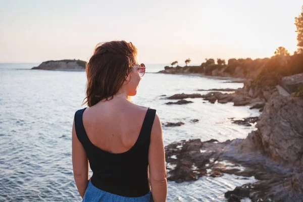 Jeune Femme Profitant Coucher Soleil Sur Une Falaise Bord Mer — Photo