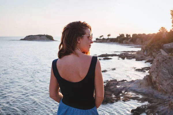 Jeune Femme Profitant Coucher Soleil Sur Une Falaise Bord Mer — Photo