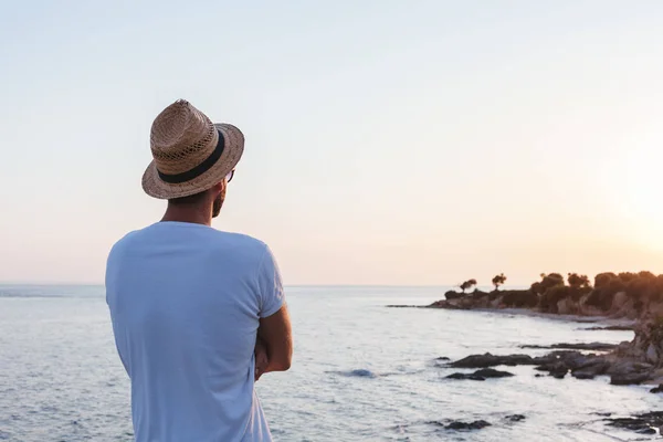 Young Man Enjoying Sunset Cliff Seaside — Stock Photo, Image