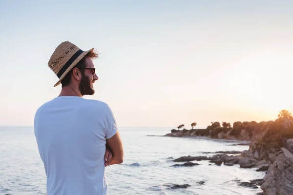 Jovem Desfrutando Pôr Sol Penhasco Beira Mar — Fotografia de Stock