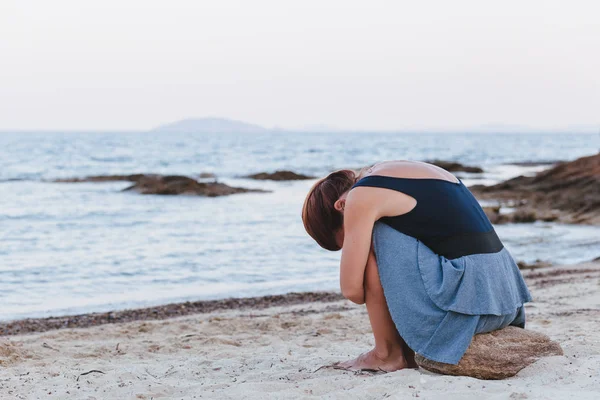 Donna Sola Depressa Seduta Sulla Spiaggia — Foto Stock