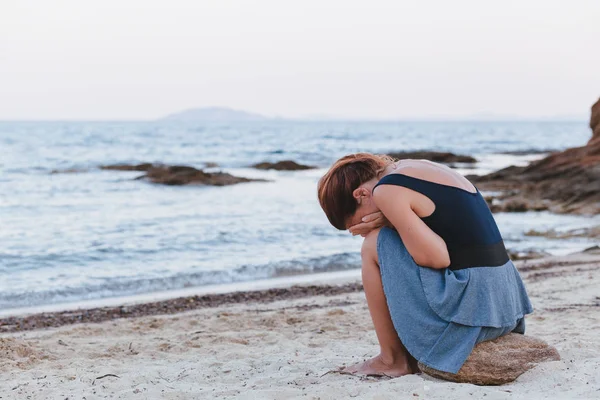 独自和郁闷的女人坐在海滩 — 图库照片
