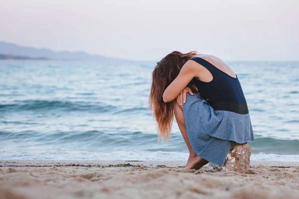 Mujer Sola Deprimida Sentada Playa — Foto de Stock