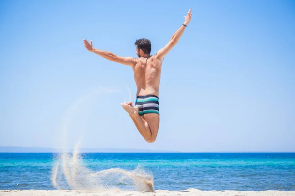 Viajante Feliz Pulando Feliz Praia Férias Verão — Fotografia de Stock