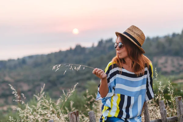 Young Woman Enjoying Sunset View Hill Seaside — Stock Photo, Image