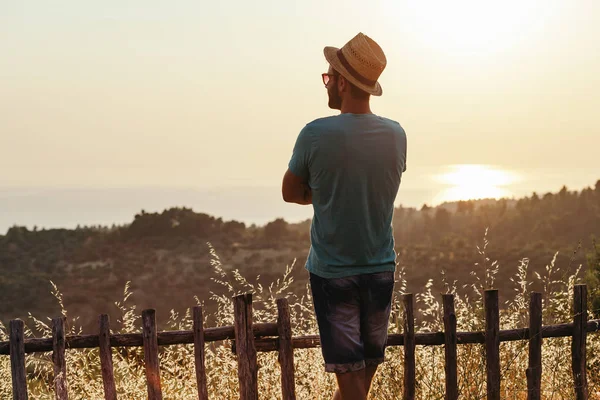 Joven Disfrutando Puesta Sol Junto Mar — Foto de Stock