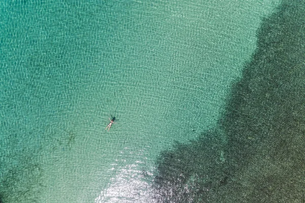 Widok Lotu Ptaka Dziewczyna Pływanie Morzu — Zdjęcie stockowe