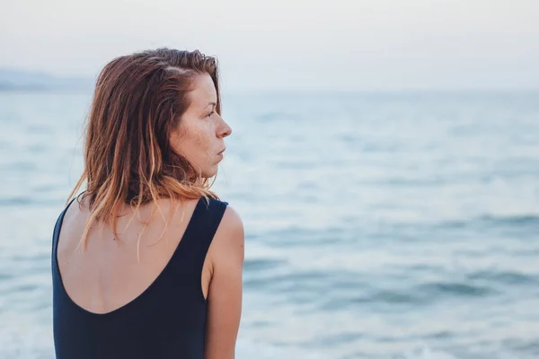 Femme Seule Déprimée Assise Plage — Photo