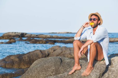 Genç adam yeme Mısır sahilde