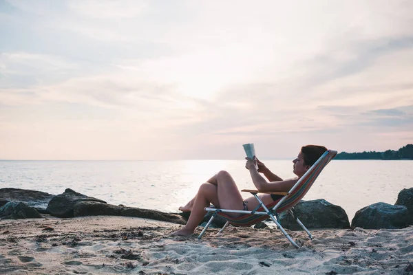 Young Woman Reading Book Beach — Stock Photo, Image