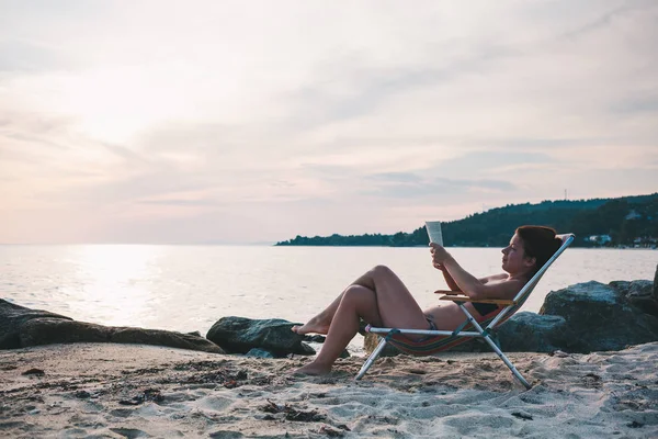 Young Woman Reading Book Beach — Stock Photo, Image