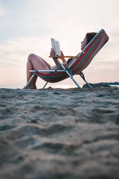 Young Woman Reading Book Beach — Stock Photo, Image