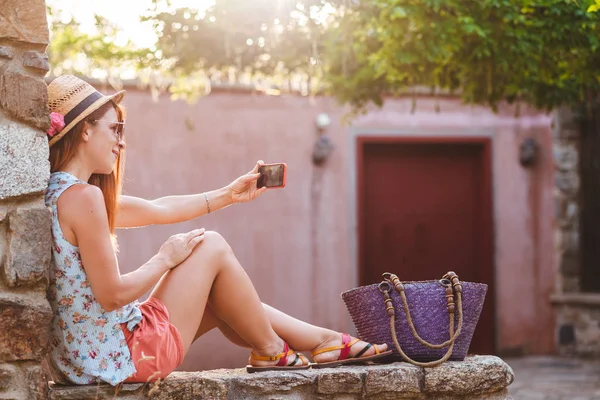 Mujer Turista Tomando Fotos Autofoto Viaje Con Smartphone Vacaciones Verano — Foto de Stock