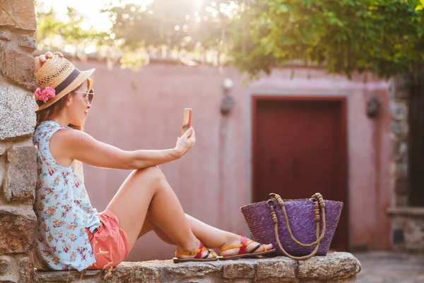 Turist Kvinna Resor Selfie Foton Med Smartphone Sommarlovet — Stockfoto