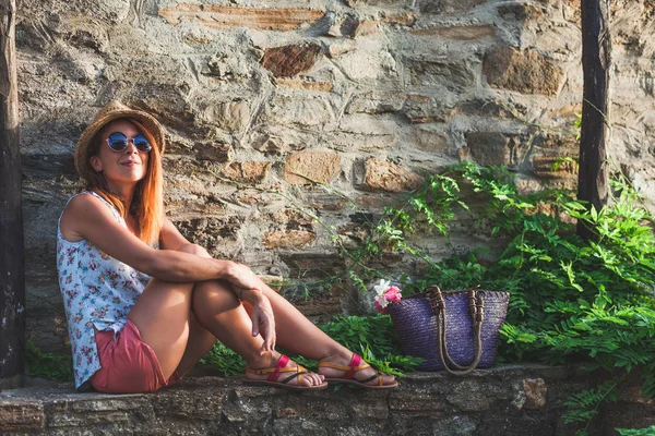Mujer Joven Disfrutando Puesta Sol Balcón —  Fotos de Stock