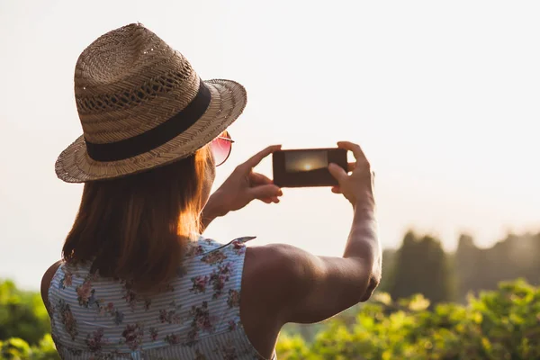 Joven Turista Femenina Tomando Una Foto Una Hermosa Puesta Sol — Foto de Stock