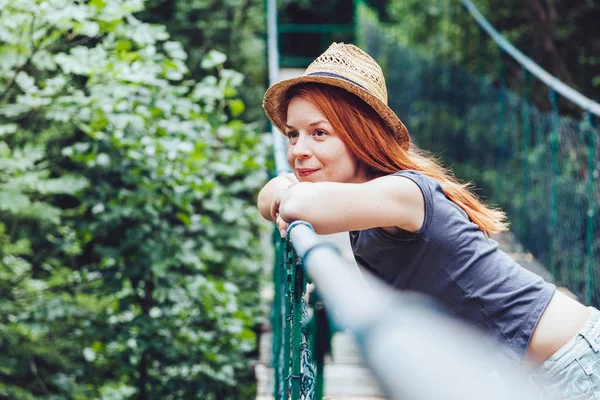 Mujer Joven Bosque Puente Madera Disfrutando Del Verano —  Fotos de Stock