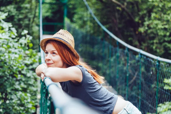Молодая Женщина Лесу Деревянном Мосту Наслаждается Летом — стоковое фото
