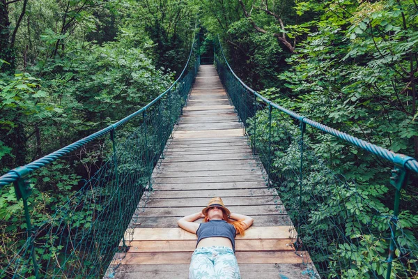 Ung Kvinna Skogen Liggande Träbron Njuter Sommaren — Stockfoto