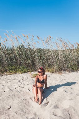 Genç kadının tek başına sahilde