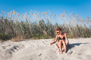 Genç kadının tek başına sahilde