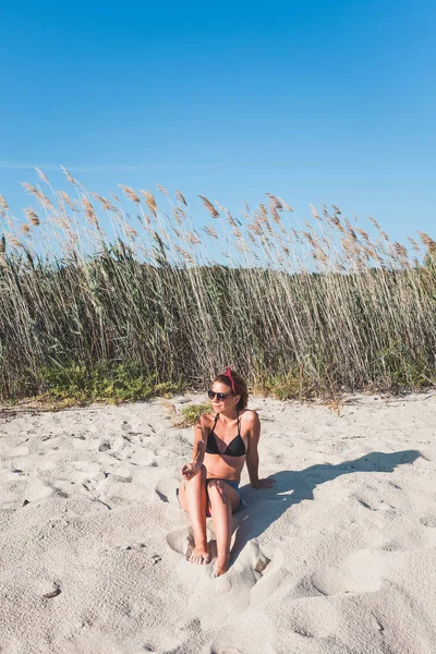 Genç kadının tek başına sahilde