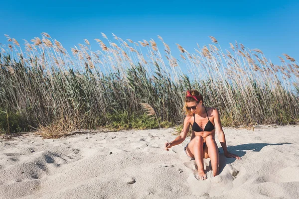 Genç kadının tek başına sahilde