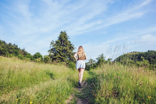Mujer Joven Corriendo Naturaleza Atardecer — Foto de Stock