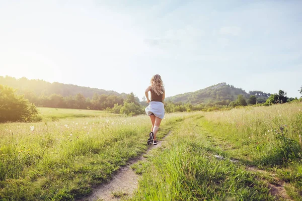 Ung Kvinna Jogging Naturen Vid Solnedgången — Stockfoto