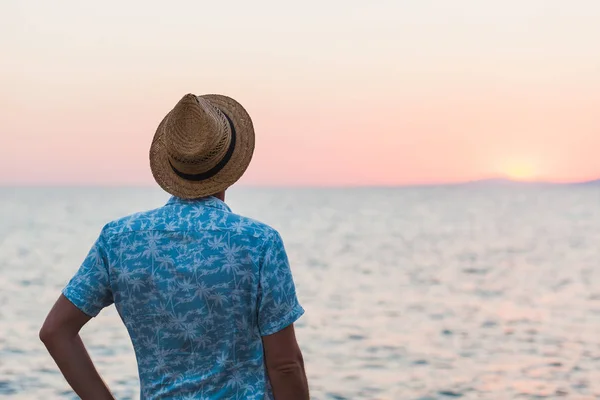 Young Man Enjoying Sunset Sea — Stock Photo, Image