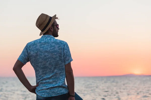 Joven Disfrutando Puesta Sol Junto Mar — Foto de Stock