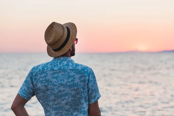 Jovem Desfrutando Pôr Sol Junto Mar — Fotografia de Stock