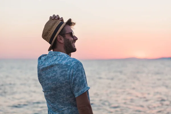 Jovem Desfrutando Pôr Sol Junto Mar — Fotografia de Stock