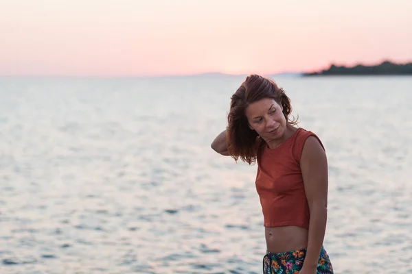 Young Woman Enjoying Sunset Sea — Stock Photo, Image