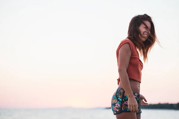 Mujer Joven Disfrutando Puesta Sol Junto Mar —  Fotos de Stock