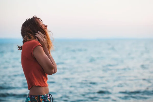 Jeune Femme Profitant Coucher Soleil Sur Mer — Photo