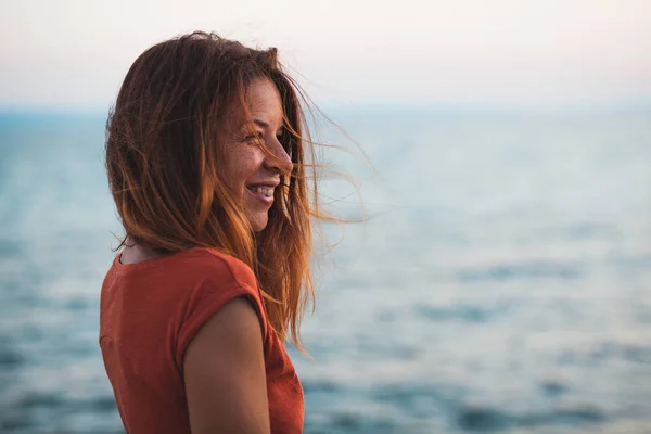 Mujer Joven Disfrutando Puesta Sol Junto Mar —  Fotos de Stock
